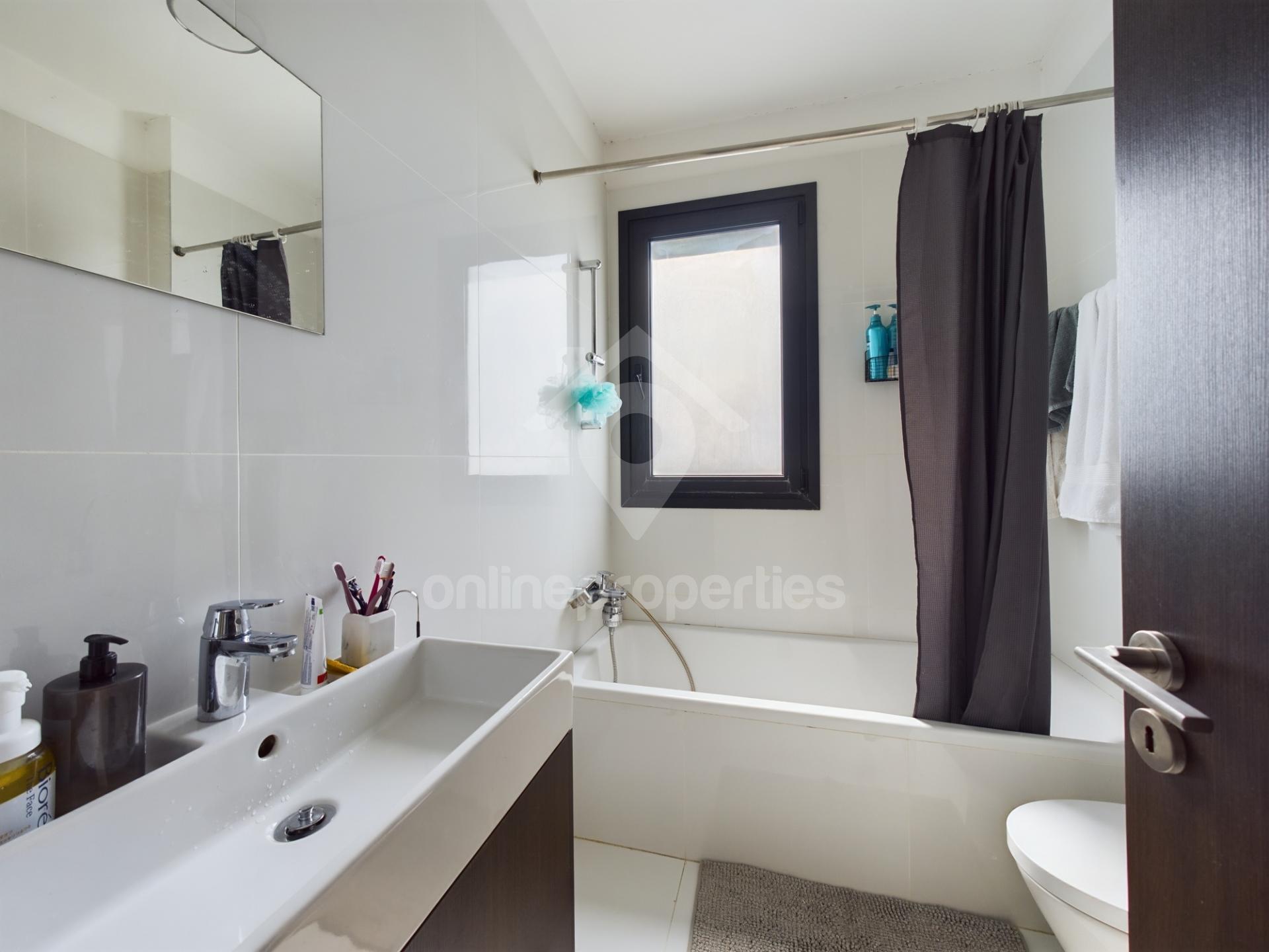 To change image, hover mouse over thumbnails below