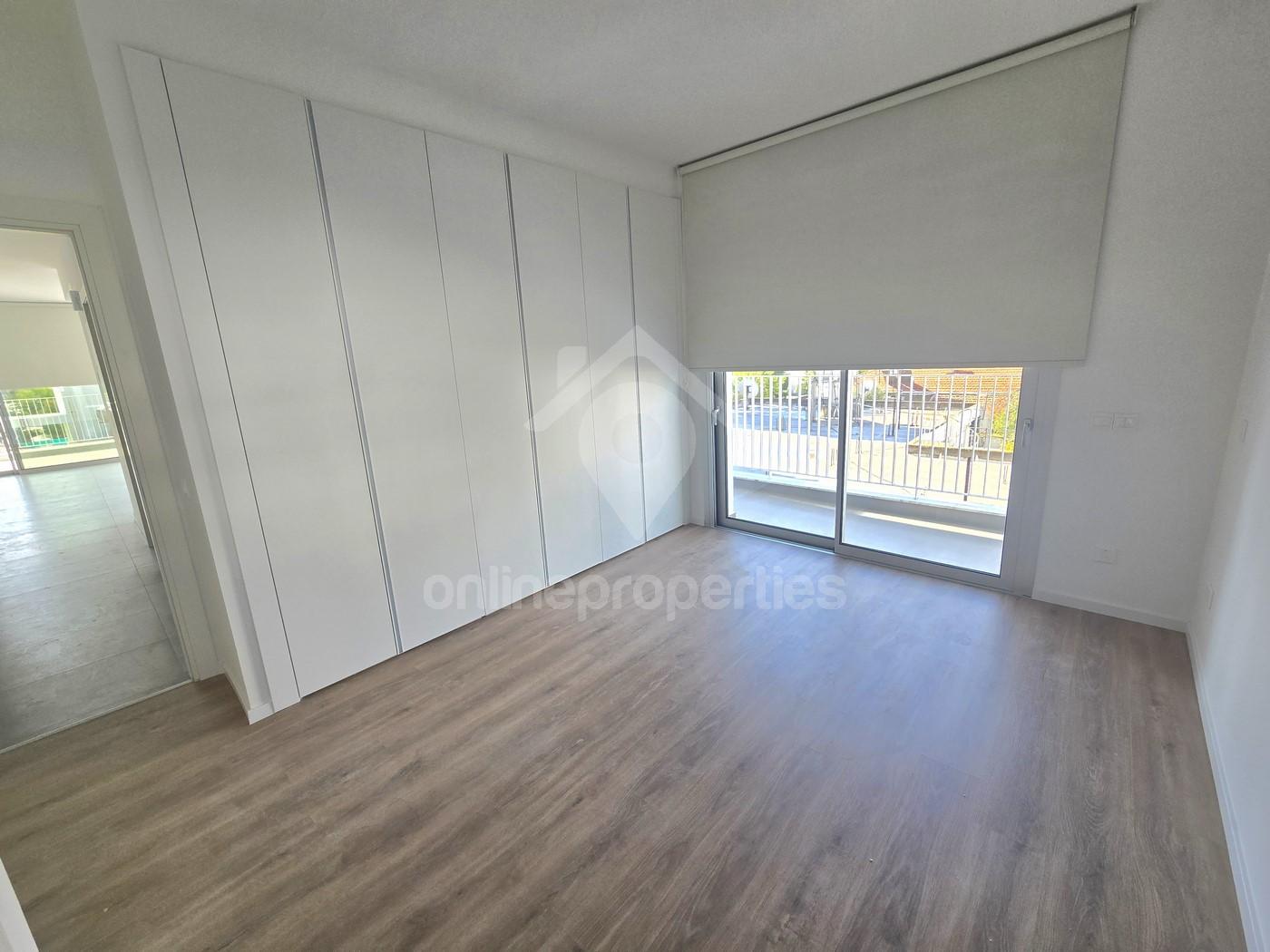 To change image, hover mouse over thumbnails below