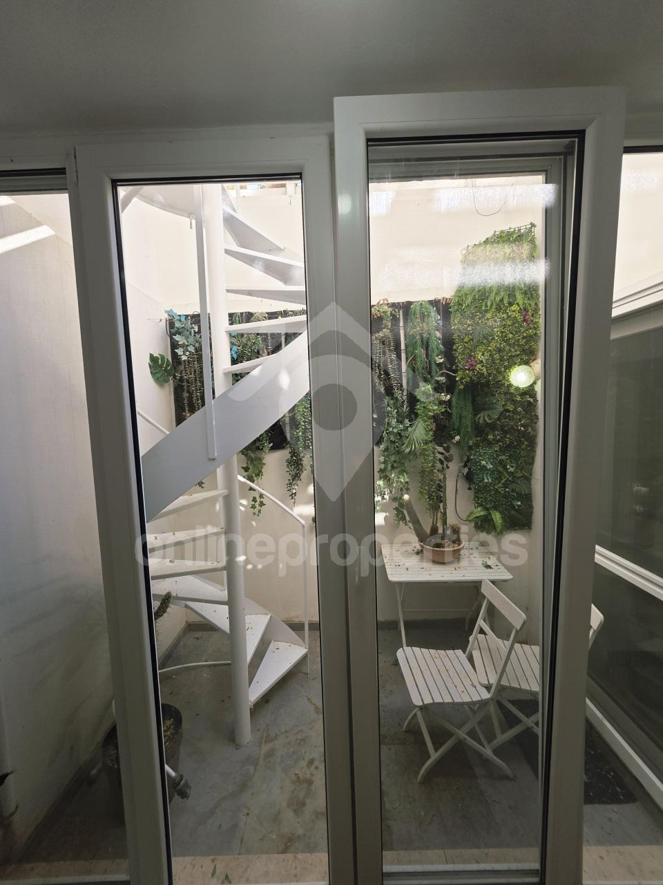 To change image, hover mouse over thumbnails below