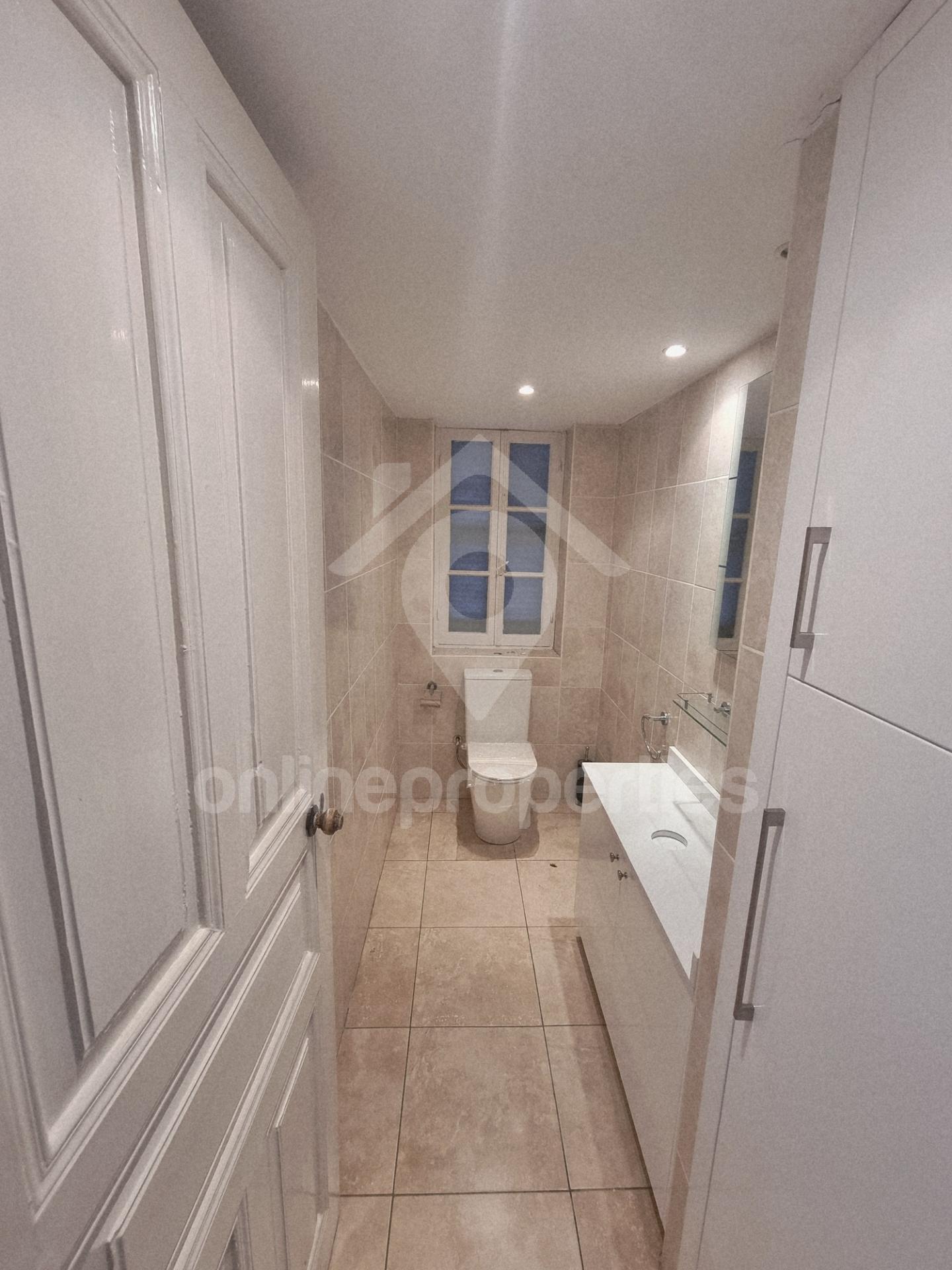 To change image, hover mouse over thumbnails below