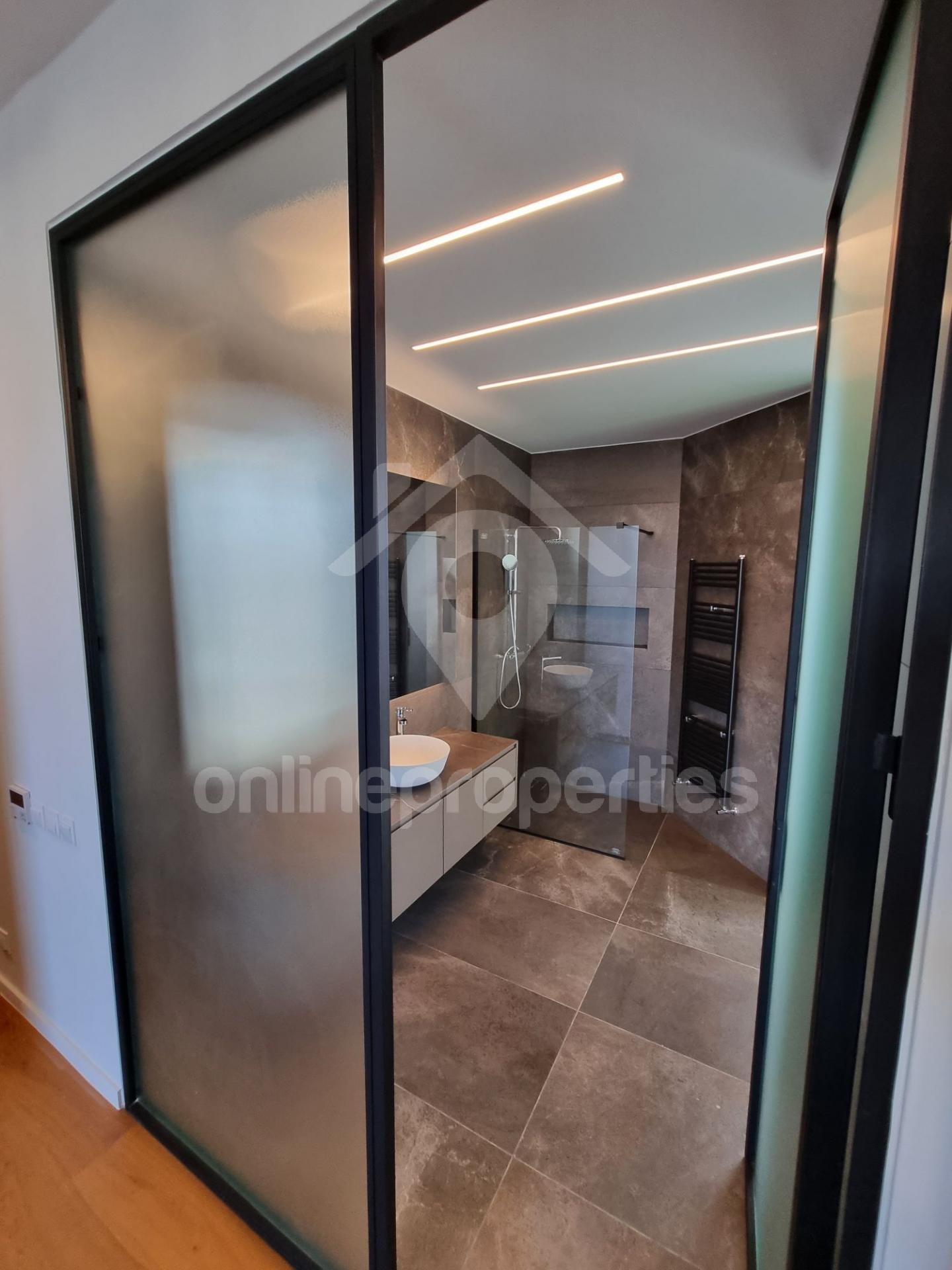 To change image, hover mouse over thumbnails below