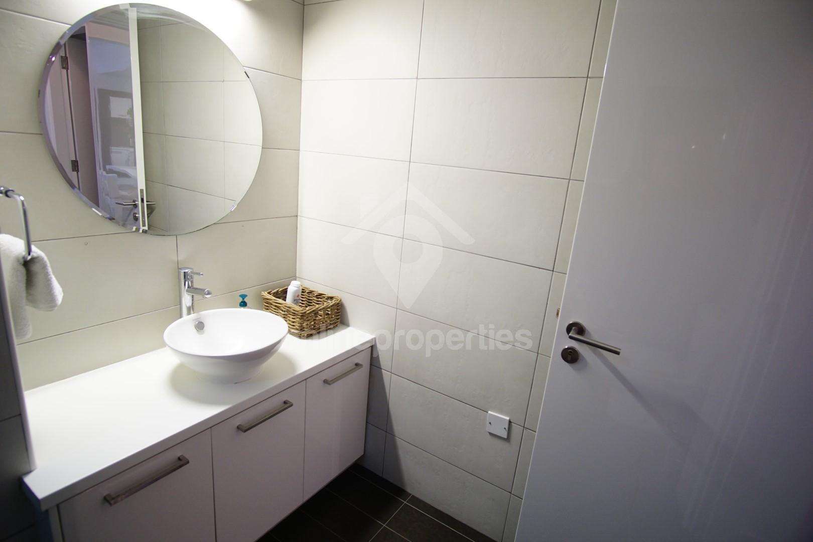 To change image, hover mouse over thumbnails below