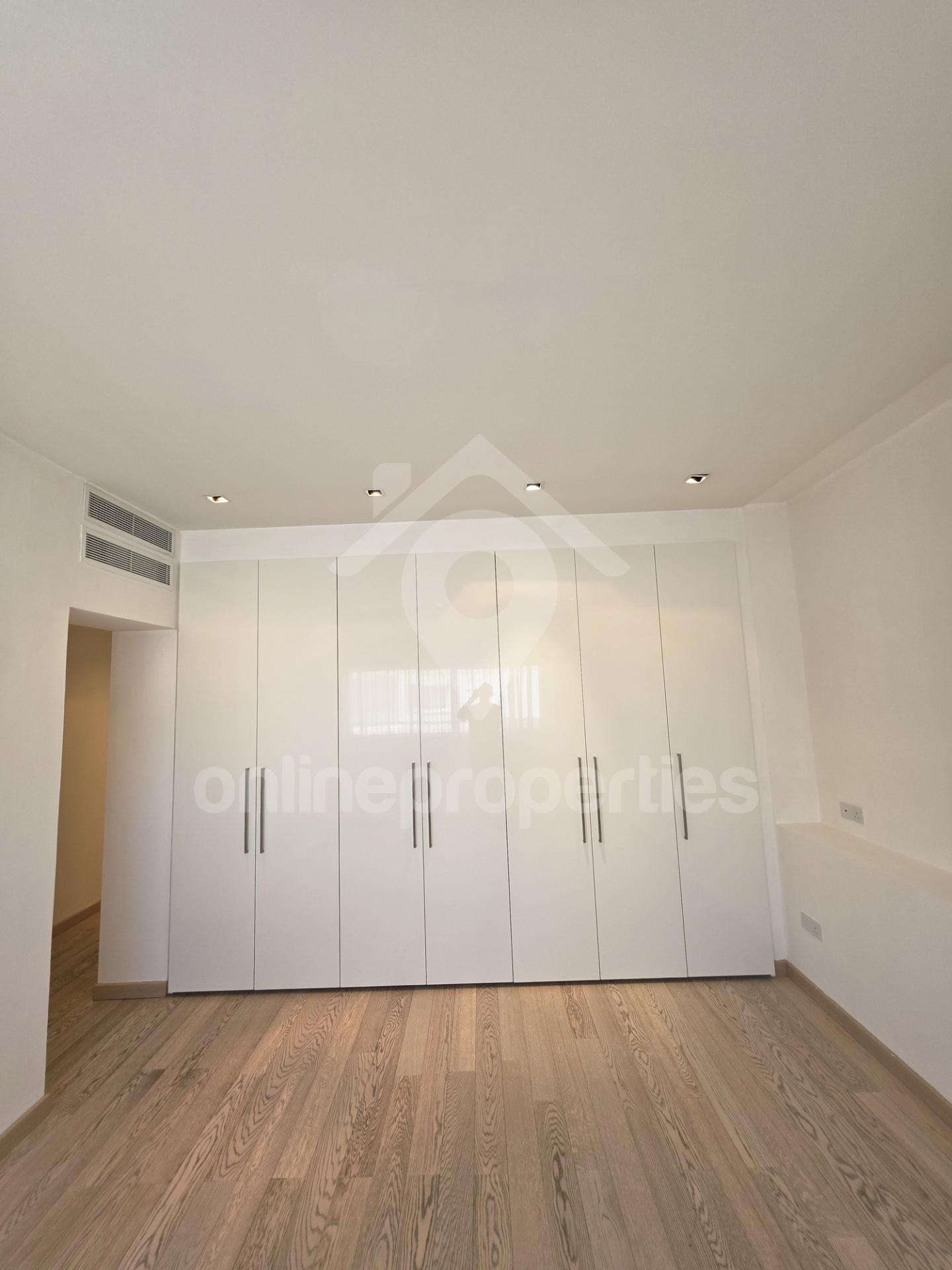 To change image, hover mouse over thumbnails below