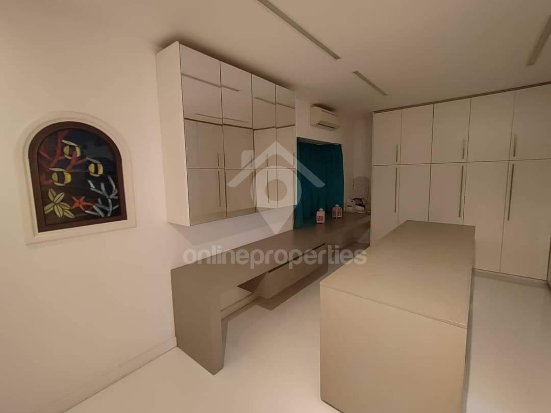 To change image, hover mouse over thumbnails below