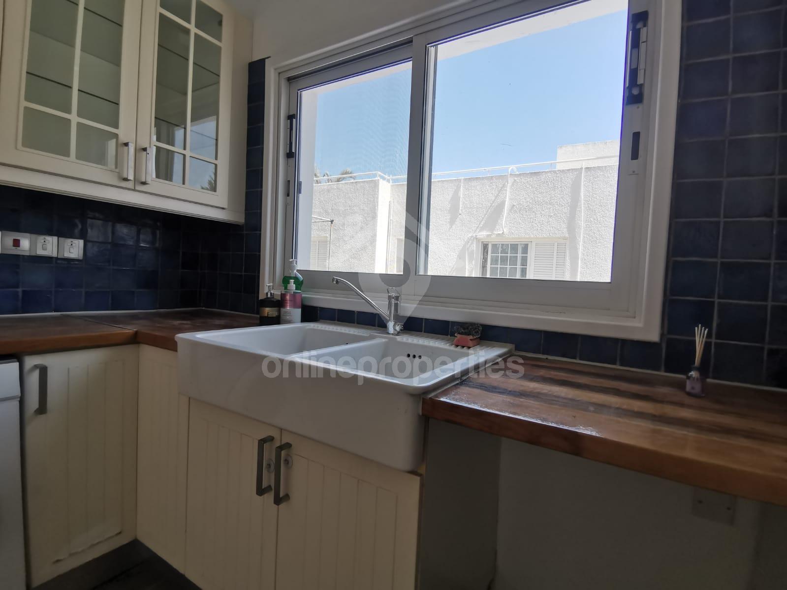 To change image, hover mouse over thumbnails below