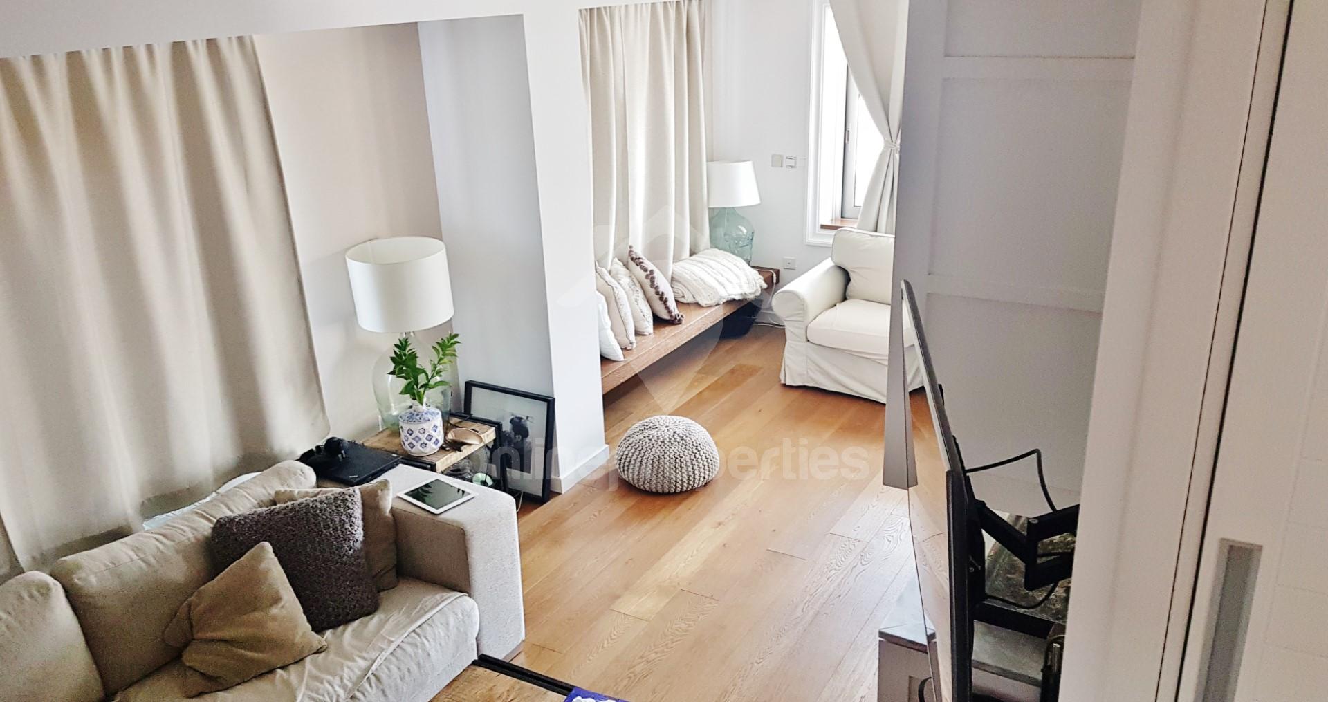 To change image, hover mouse over thumbnails below