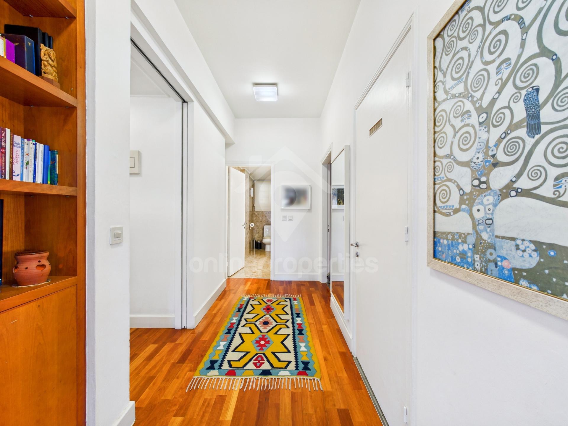 To change image, hover mouse over thumbnails below