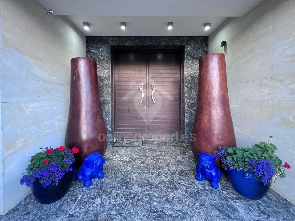 To change image, hover mouse over thumbnails below