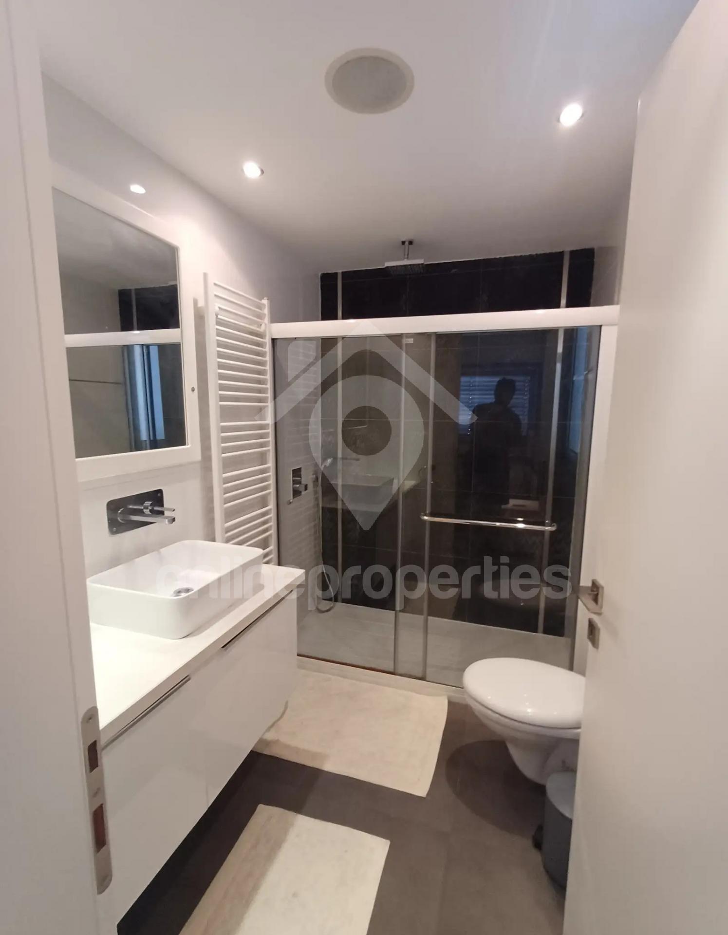 To change image, hover mouse over thumbnails below