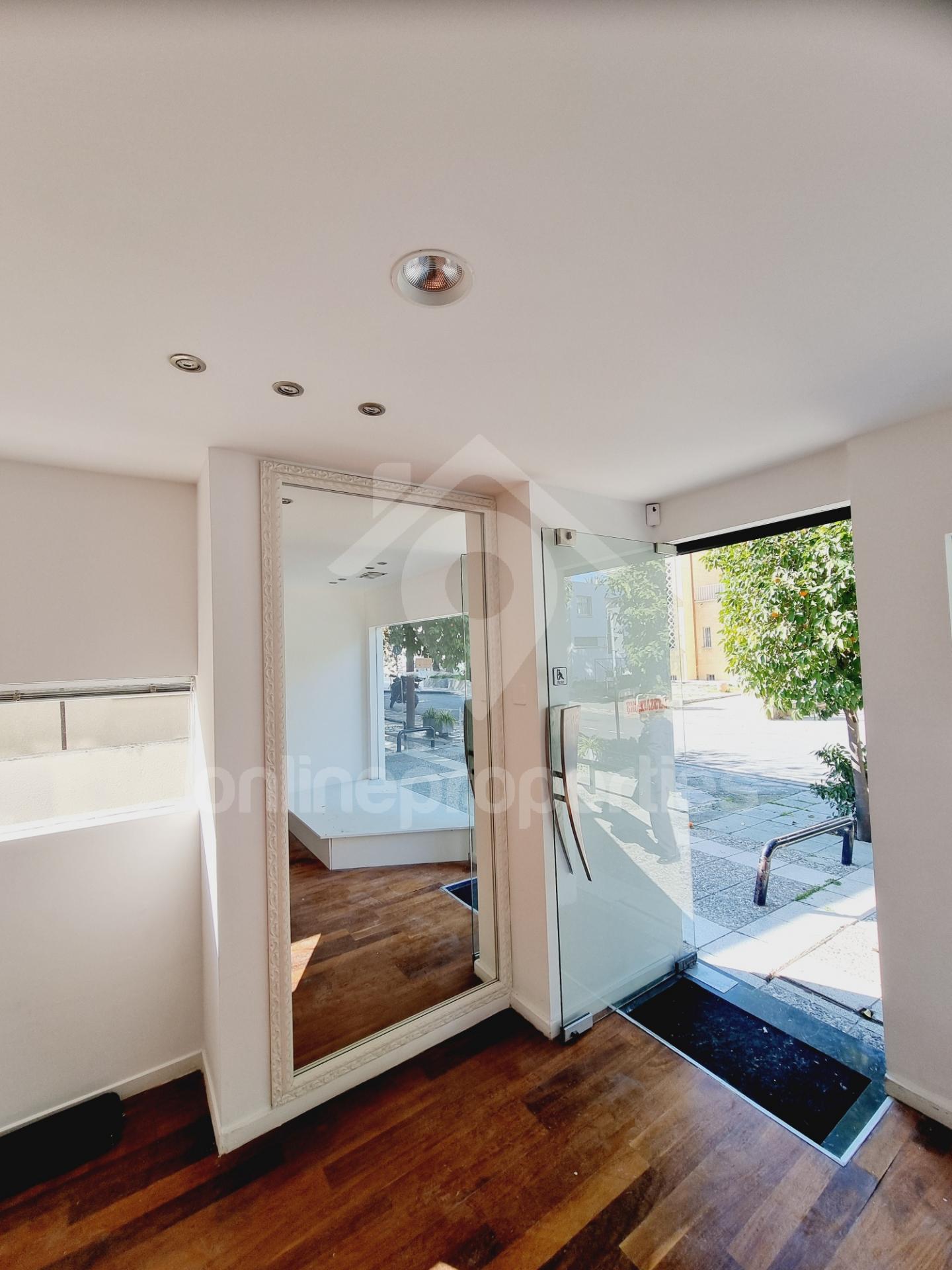 To change image, hover mouse over thumbnails below