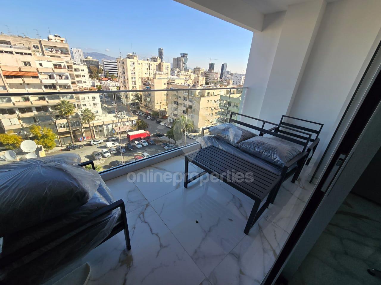 To change image, hover mouse over thumbnails below