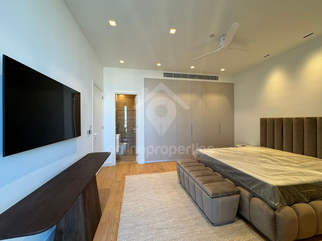 To change image, hover mouse over thumbnails below