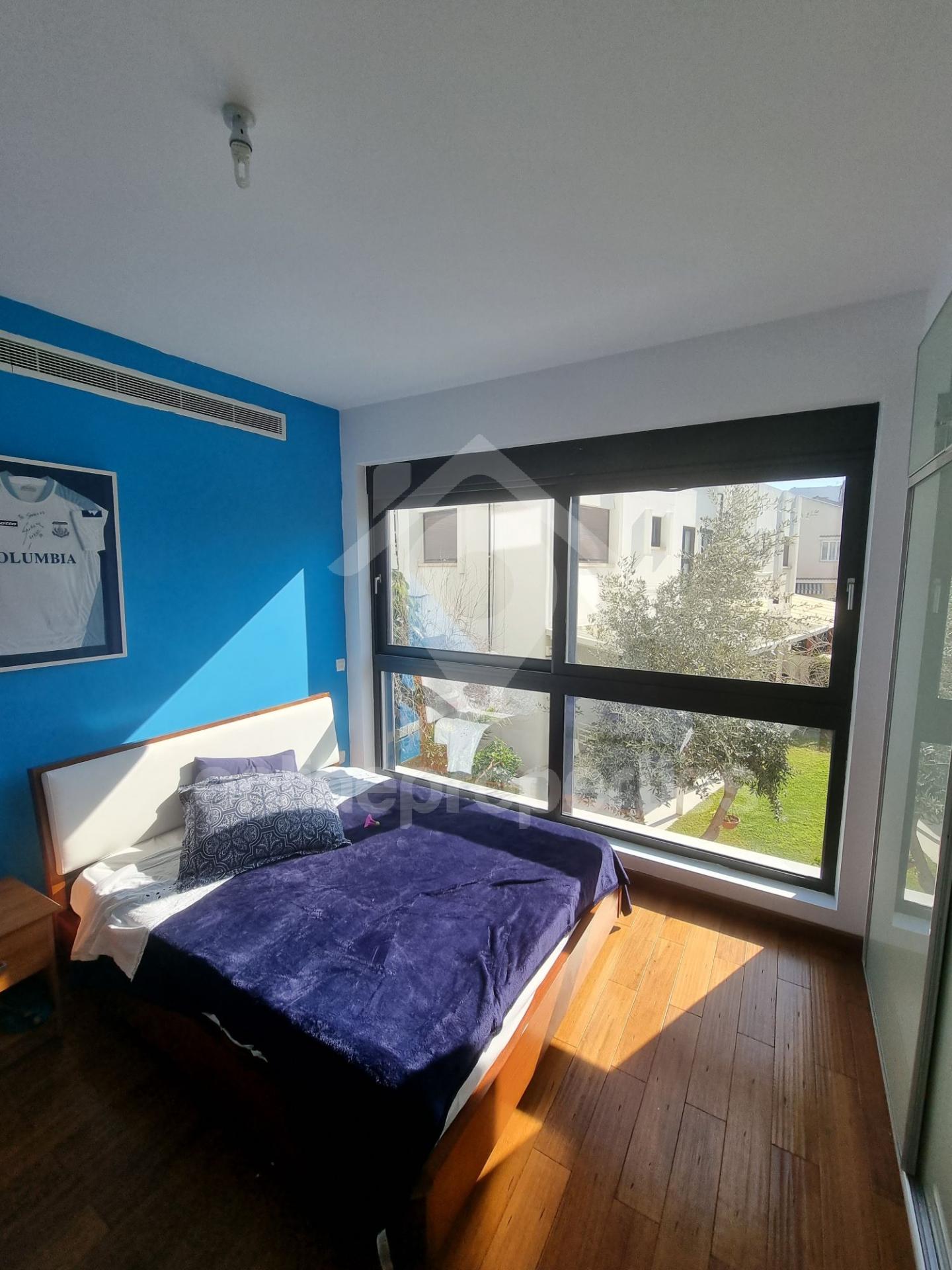 To change image, hover mouse over thumbnails below