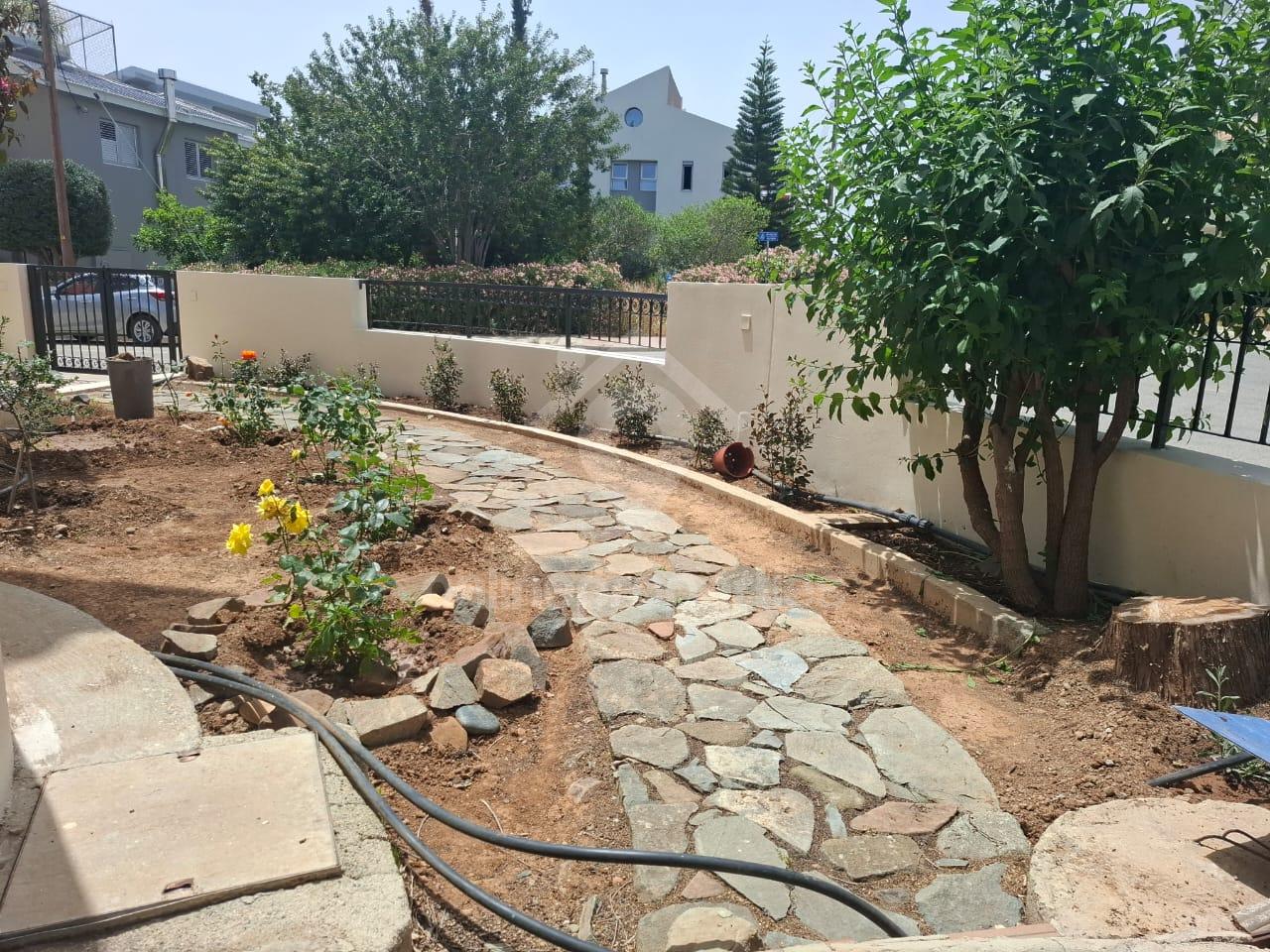 To change image, hover mouse over thumbnails below