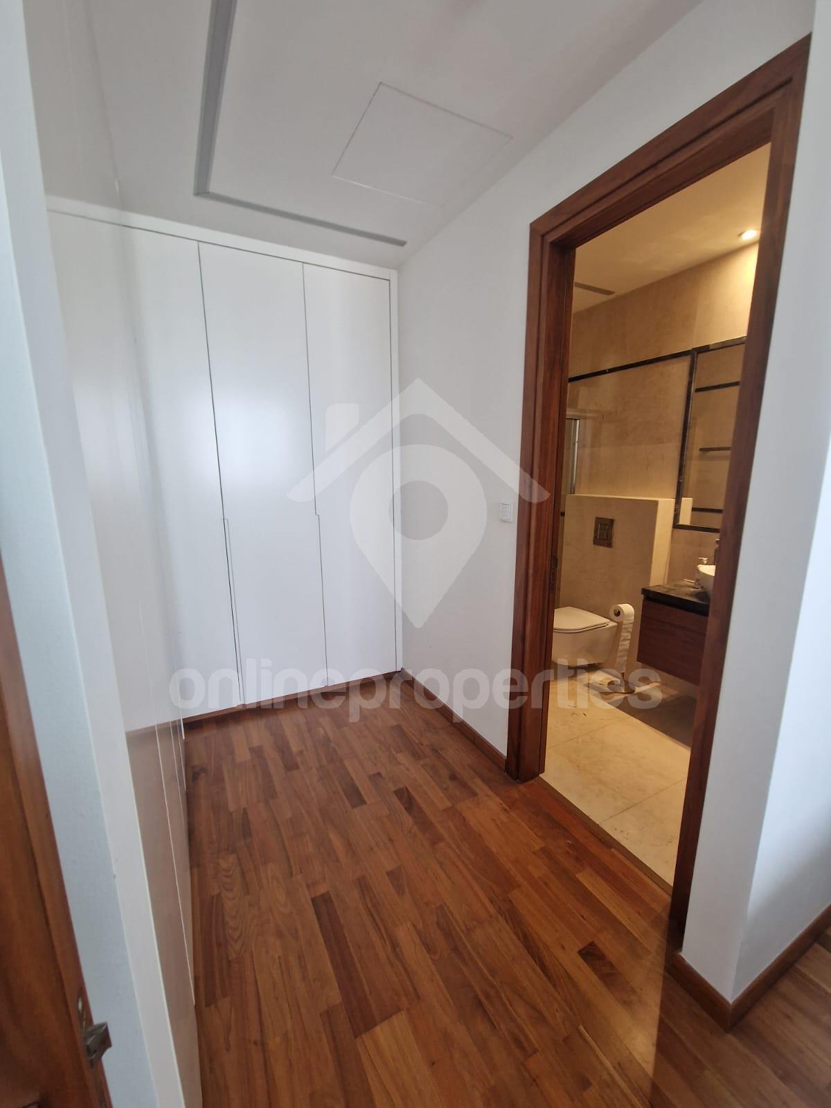 To change image, hover mouse over thumbnails below