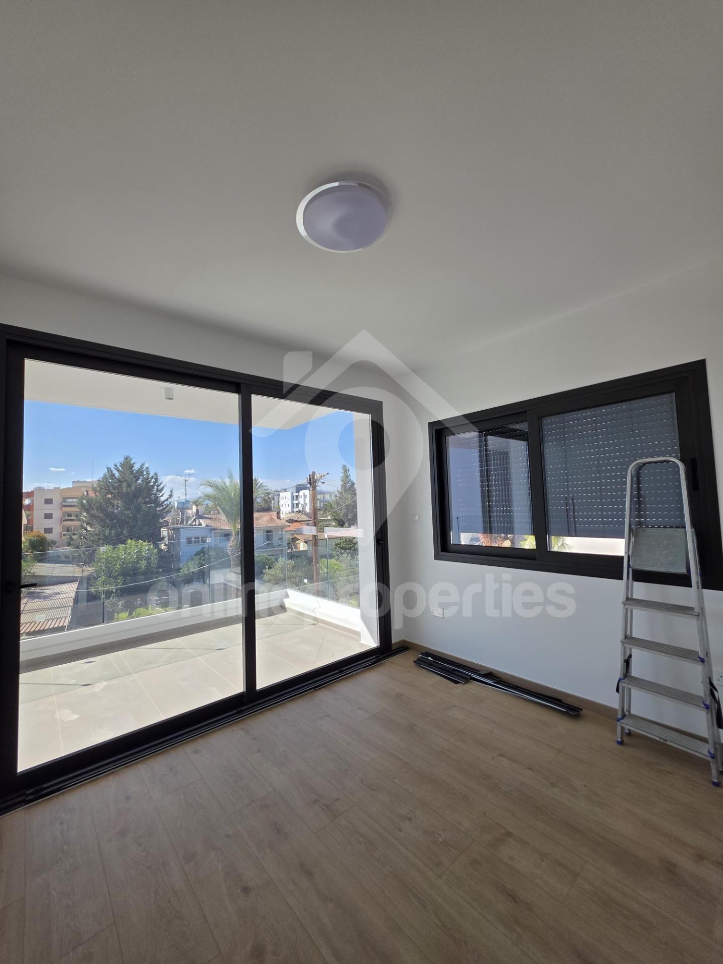 To change image, hover mouse over thumbnails below