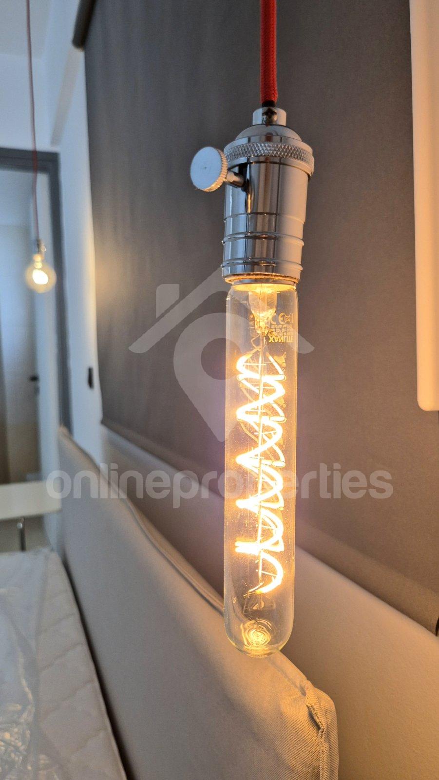 To change image, hover mouse over thumbnails below