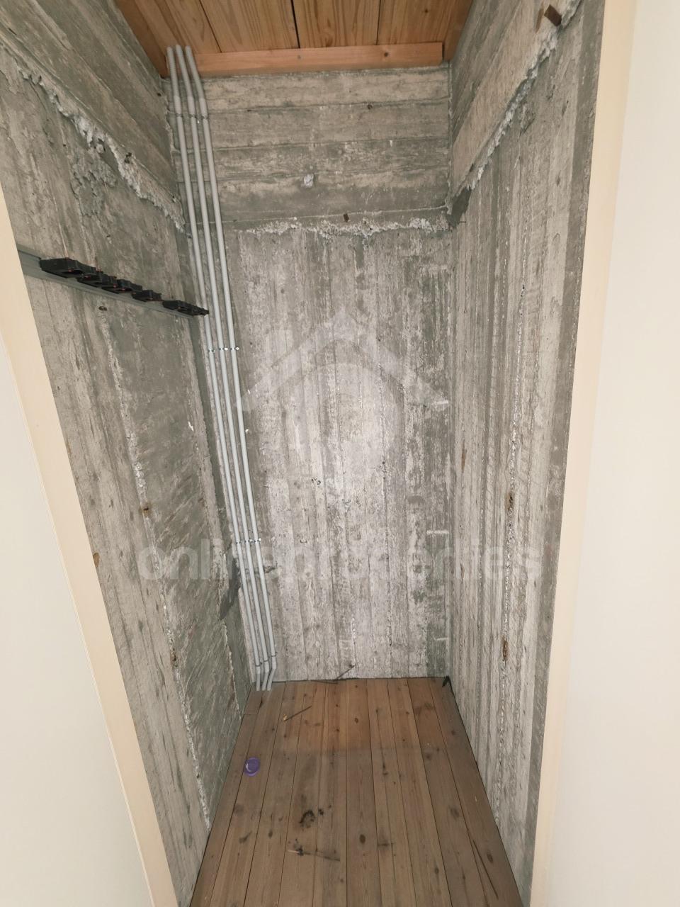 To change image, hover mouse over thumbnails below