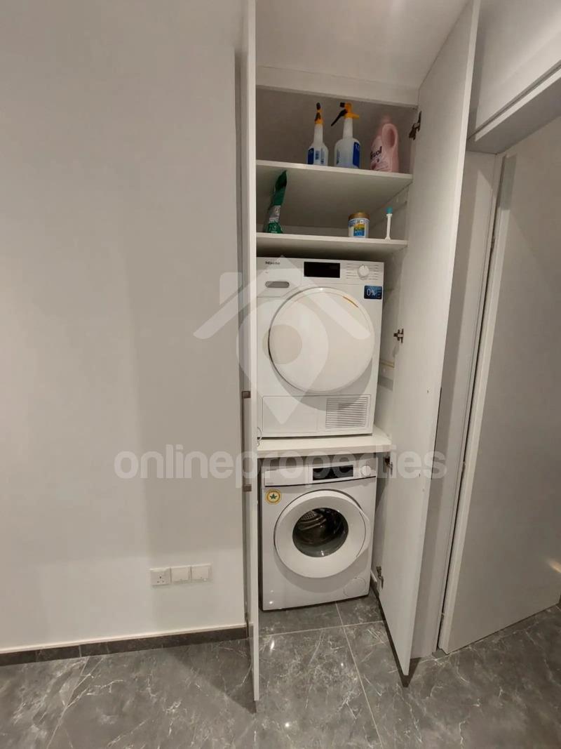 To change image, hover mouse over thumbnails below