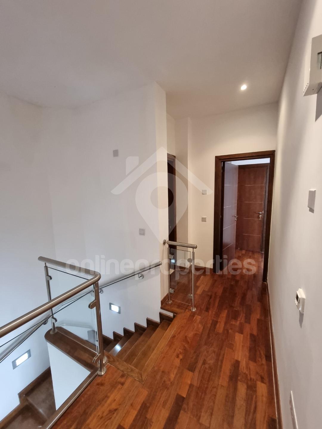 To change image, hover mouse over thumbnails below