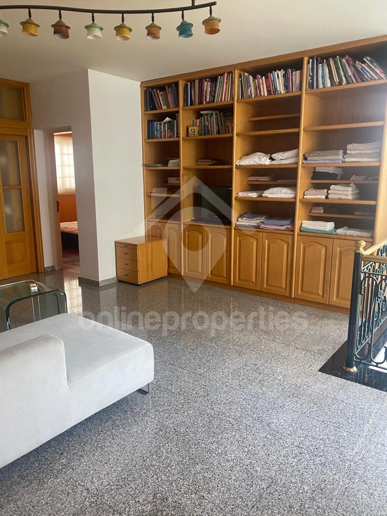 To change image, hover mouse over thumbnails below