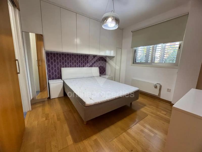 To change image, hover mouse over thumbnails below