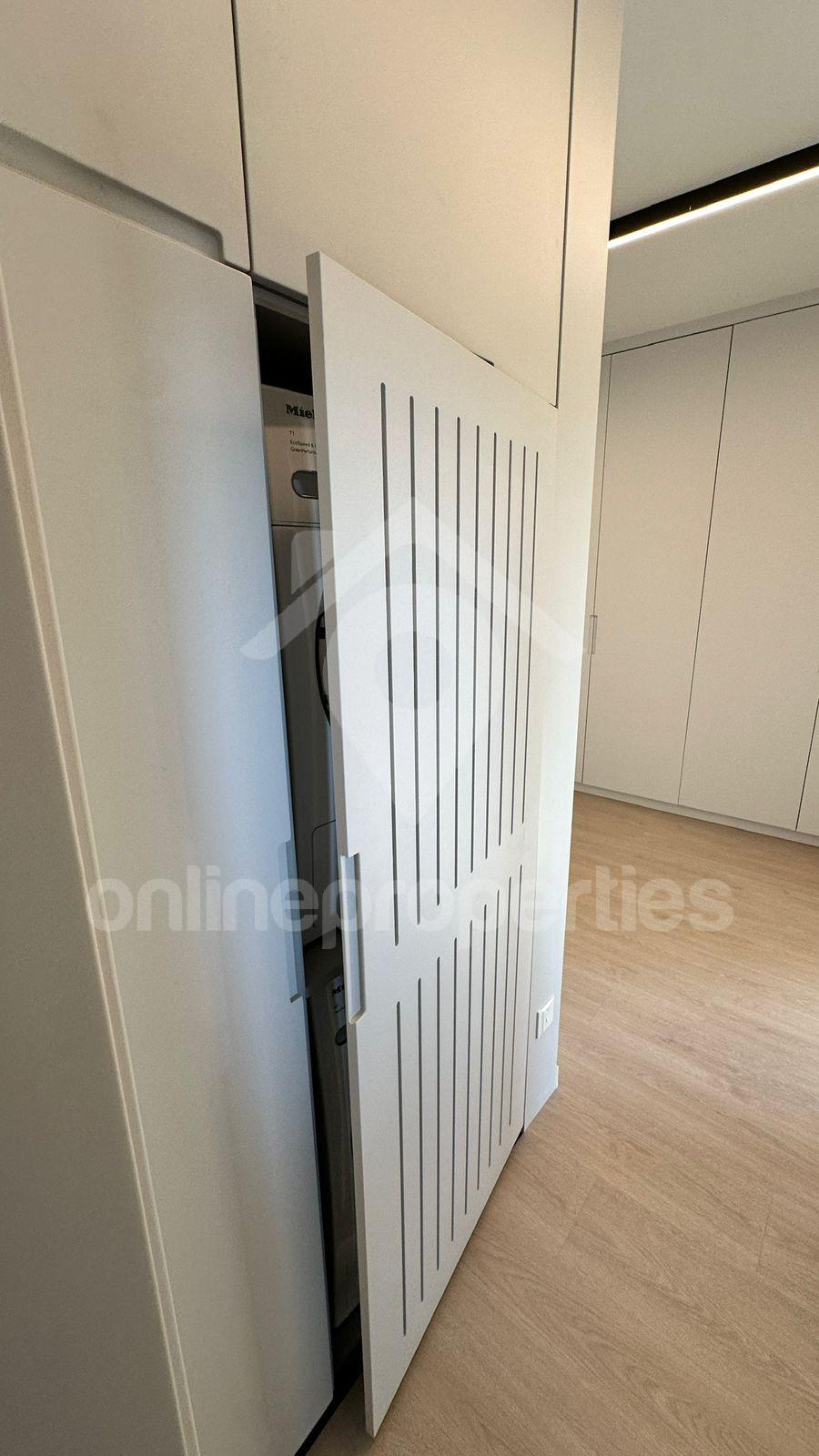 To change image, hover mouse over thumbnails below