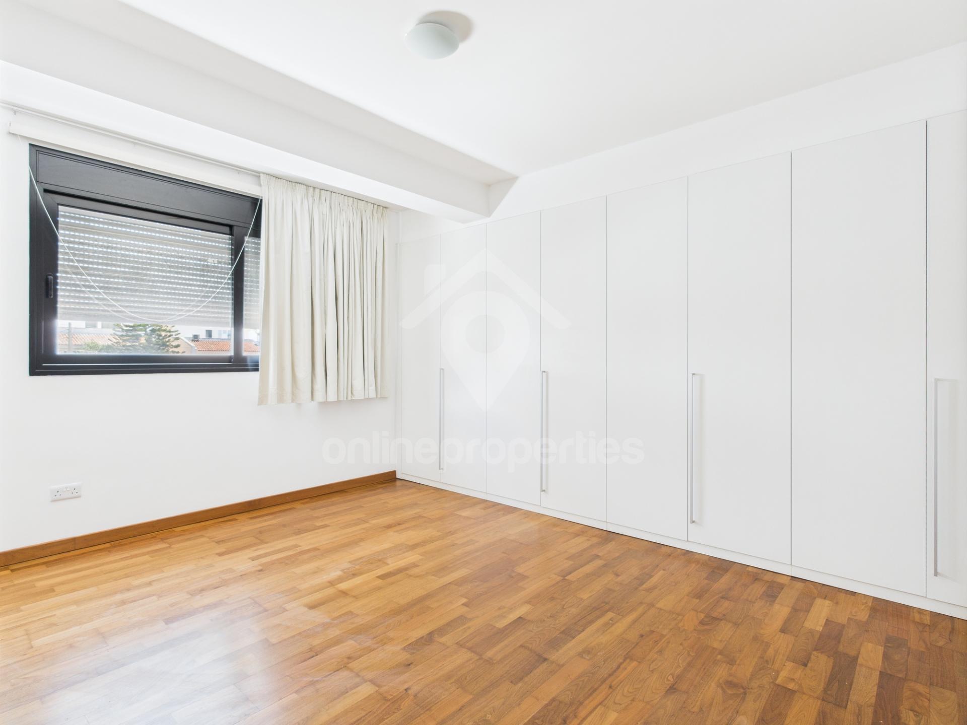 To change image, hover mouse over thumbnails below