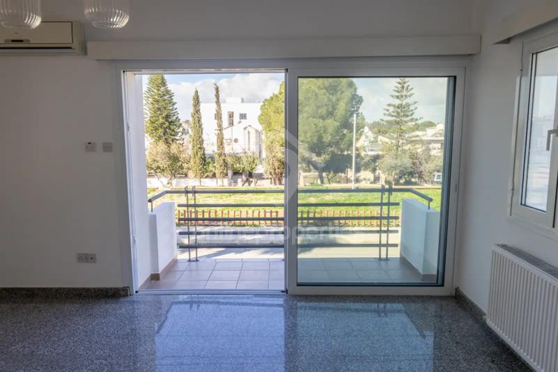 To change image, hover mouse over thumbnails below