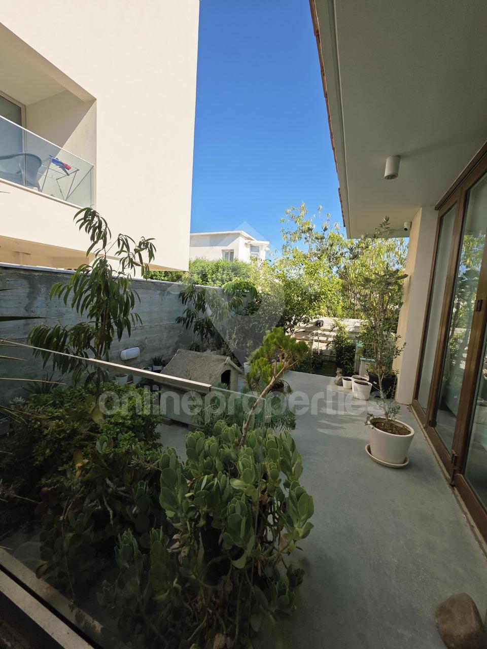 To change image, hover mouse over thumbnails below