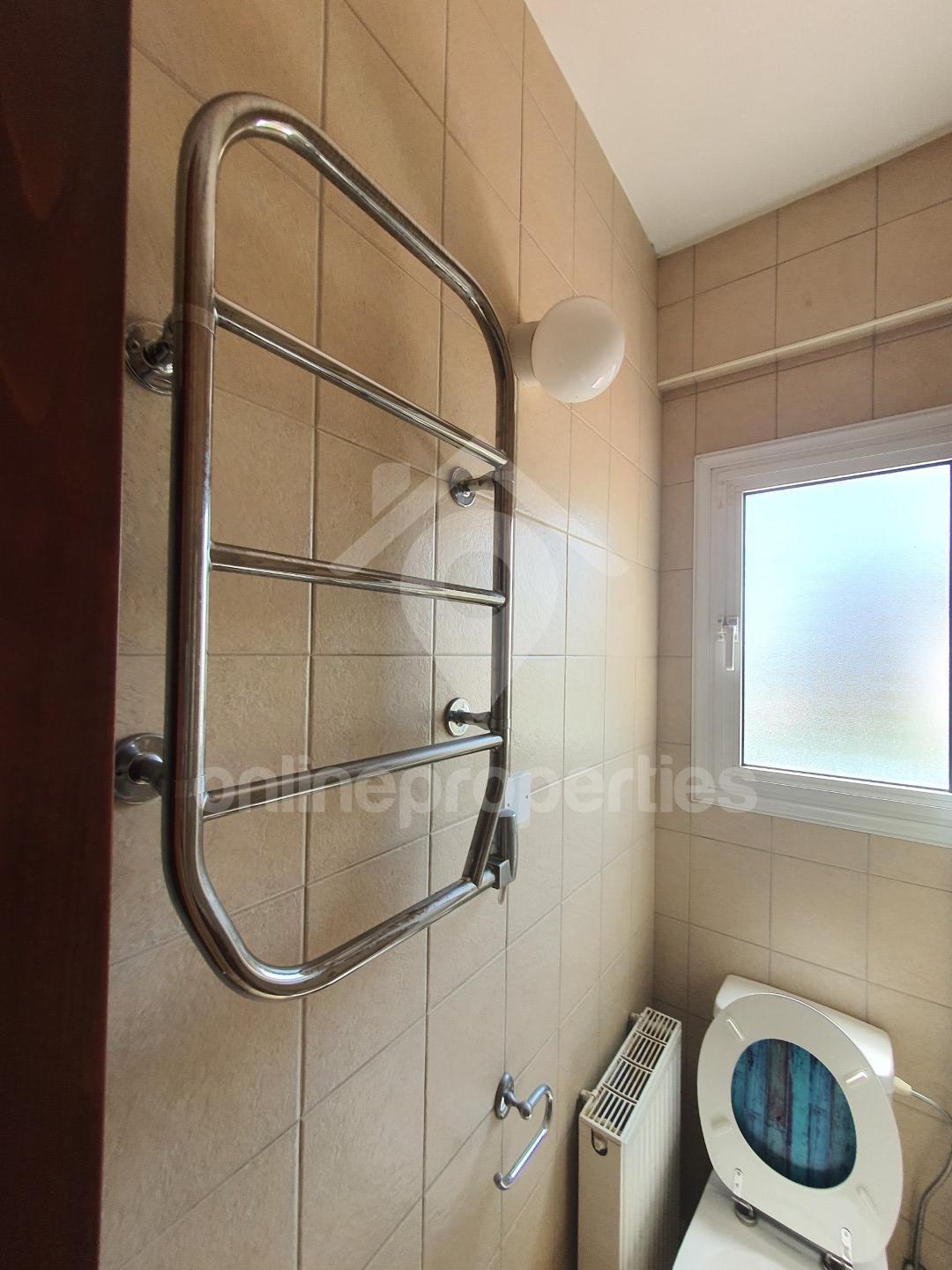 To change image, hover mouse over thumbnails below