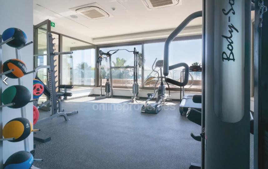 To change image, hover mouse over thumbnails below