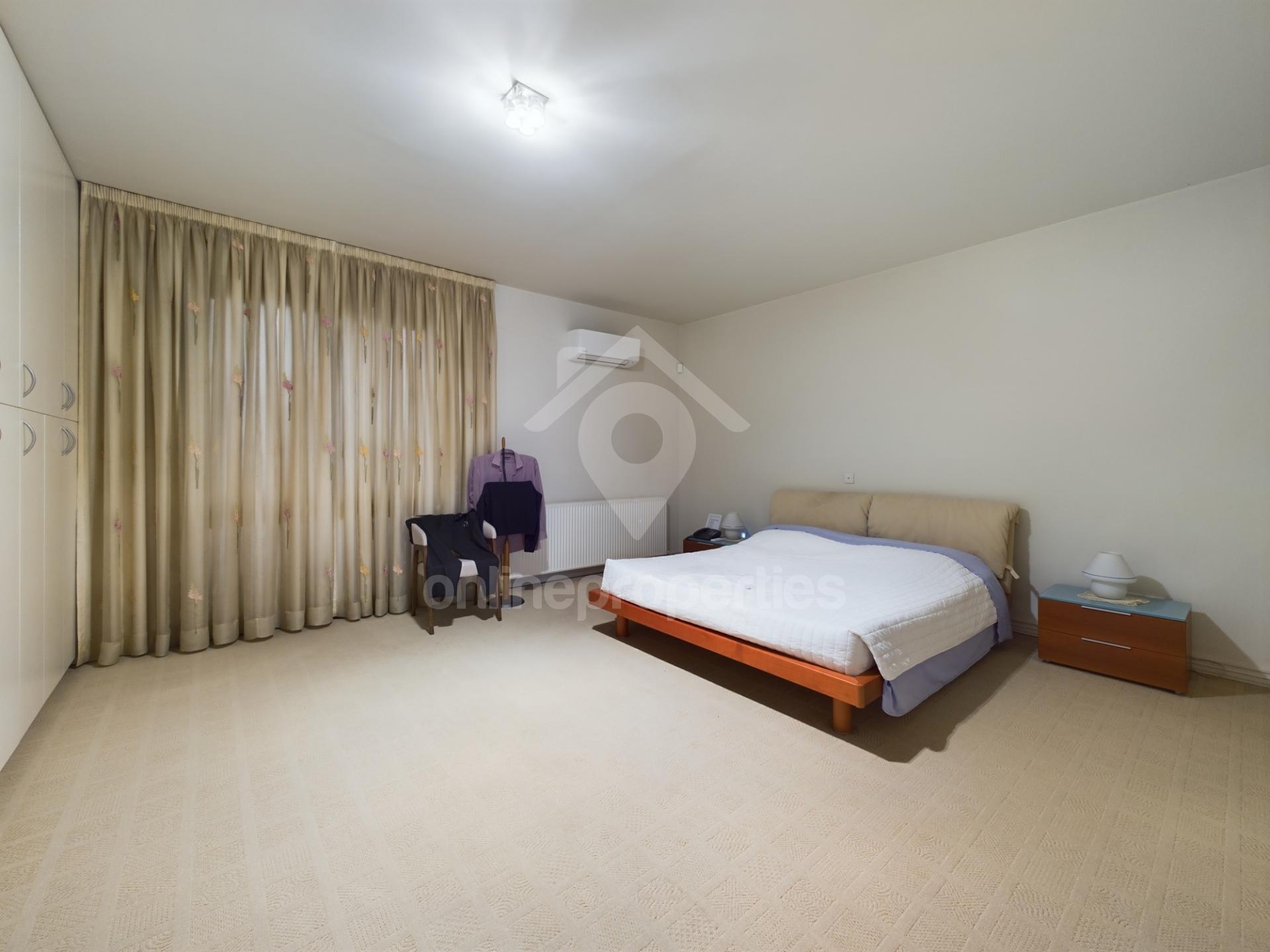 To change image, hover mouse over thumbnails below