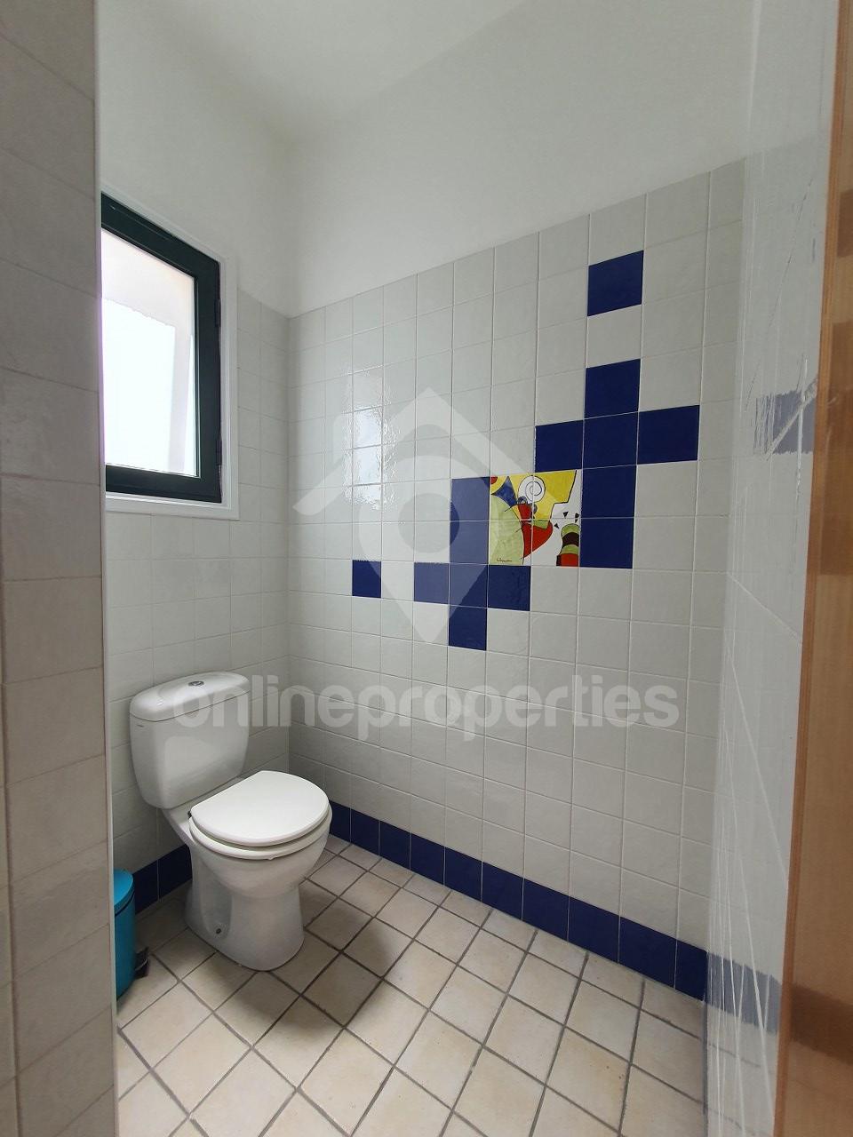 To change image, hover mouse over thumbnails below