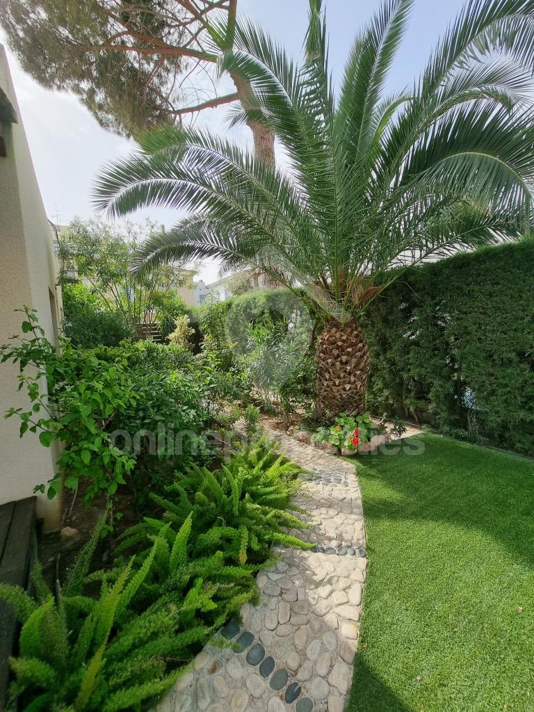 To change image, hover mouse over thumbnails below