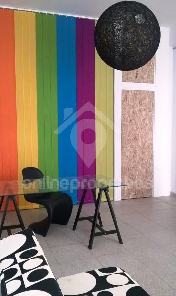 To change image, hover mouse over thumbnails below