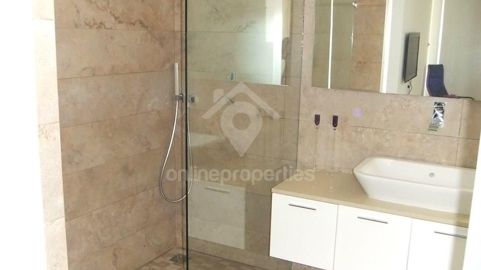 To change image, hover mouse over thumbnails below