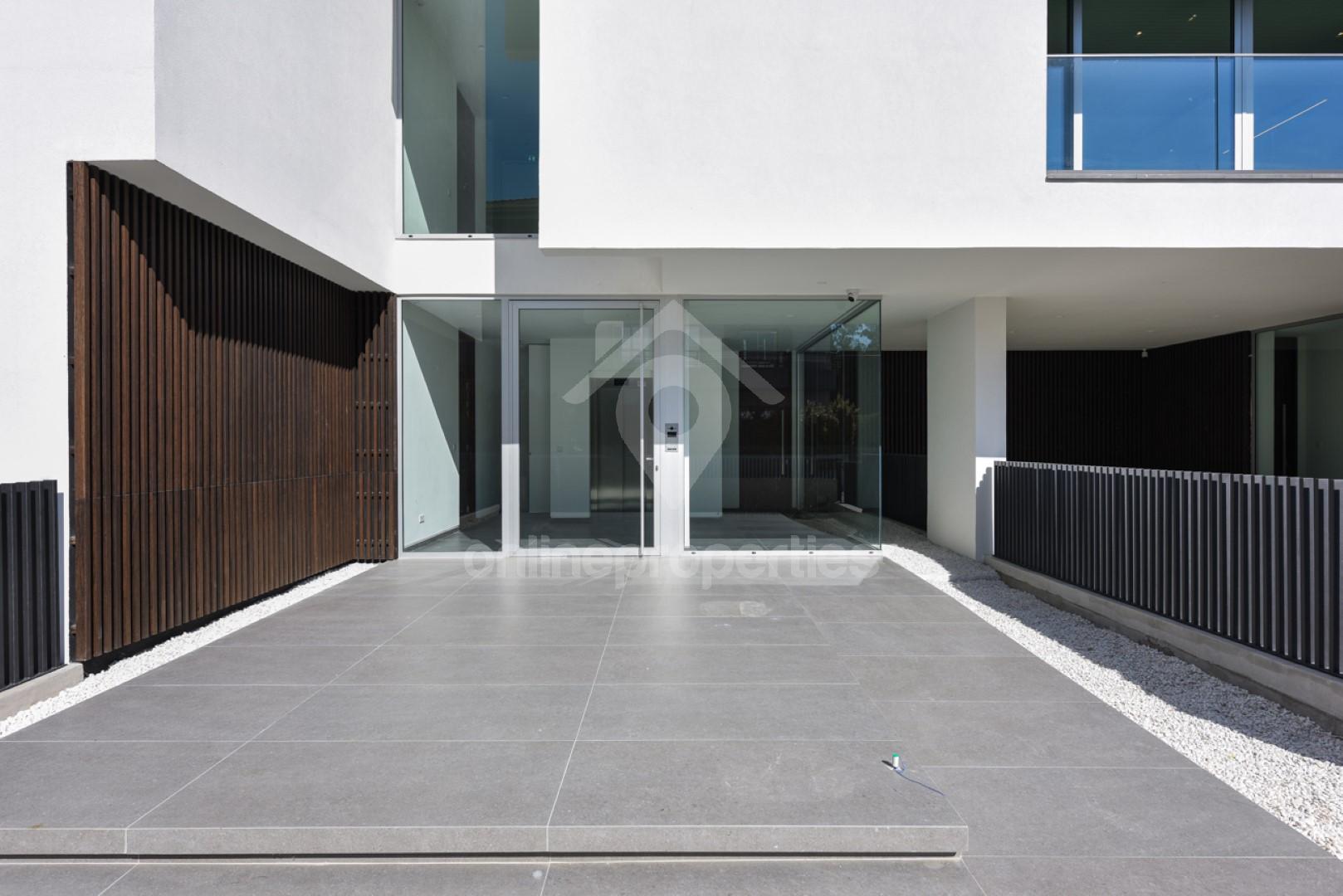 To change image, hover mouse over thumbnails below