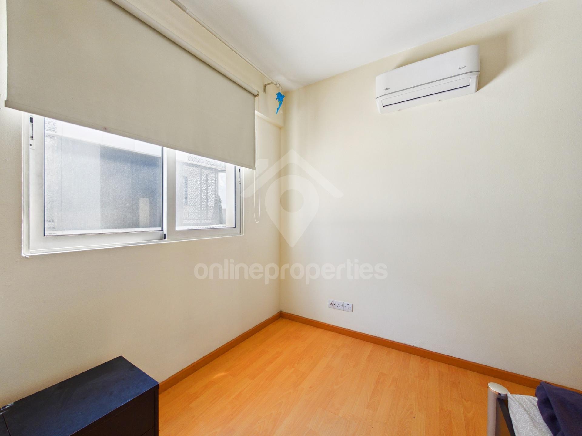 To change image, hover mouse over thumbnails below