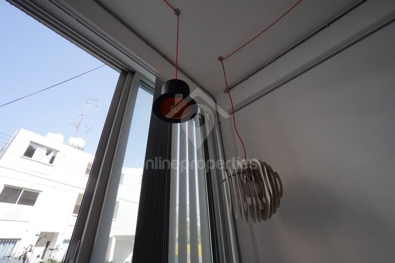 To change image, hover mouse over thumbnails below