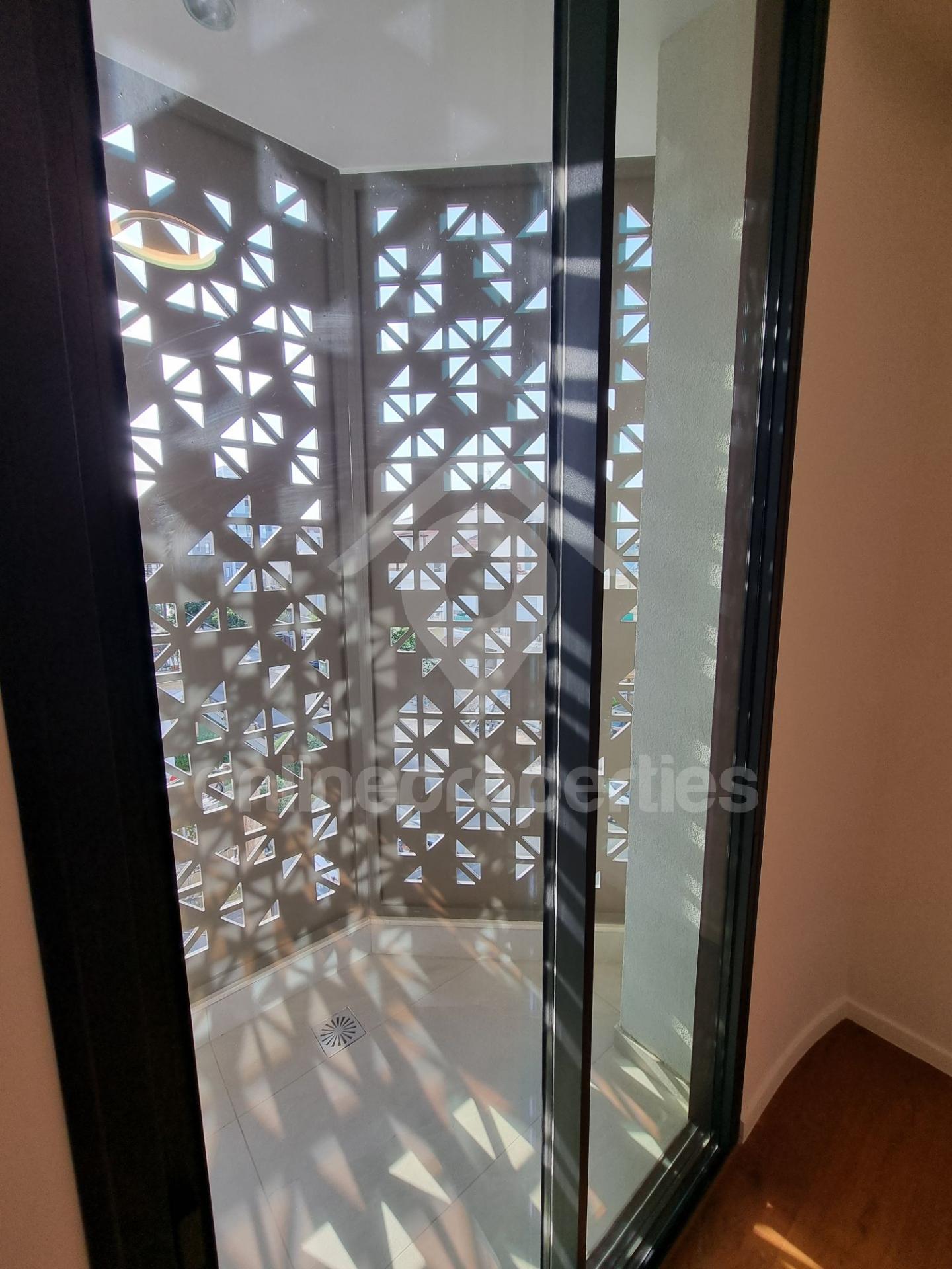 To change image, hover mouse over thumbnails below