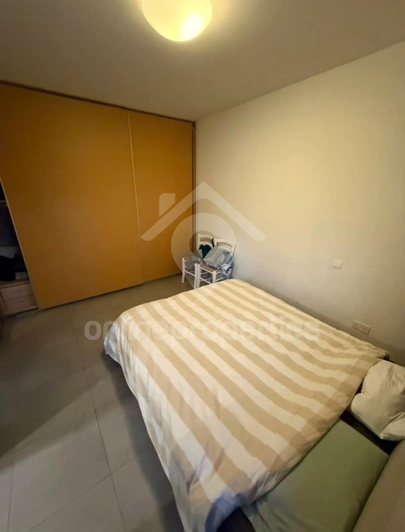 To change image, hover mouse over thumbnails below