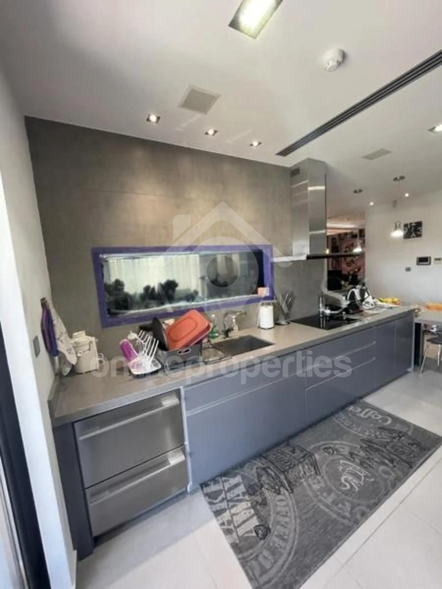 To change image, hover mouse over thumbnails below