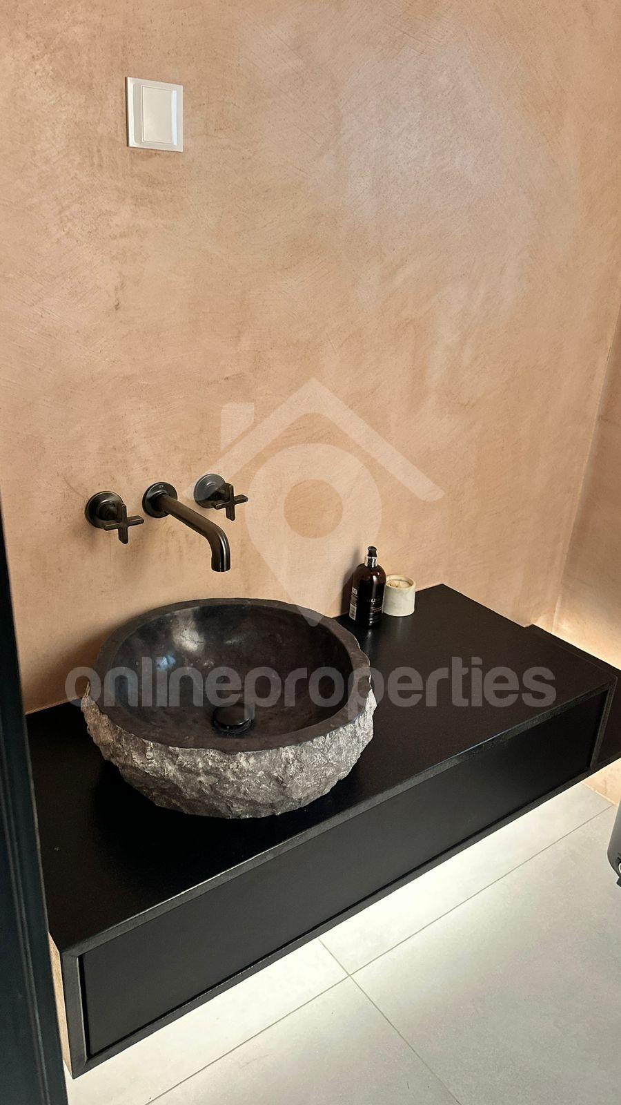 To change image, hover mouse over thumbnails below