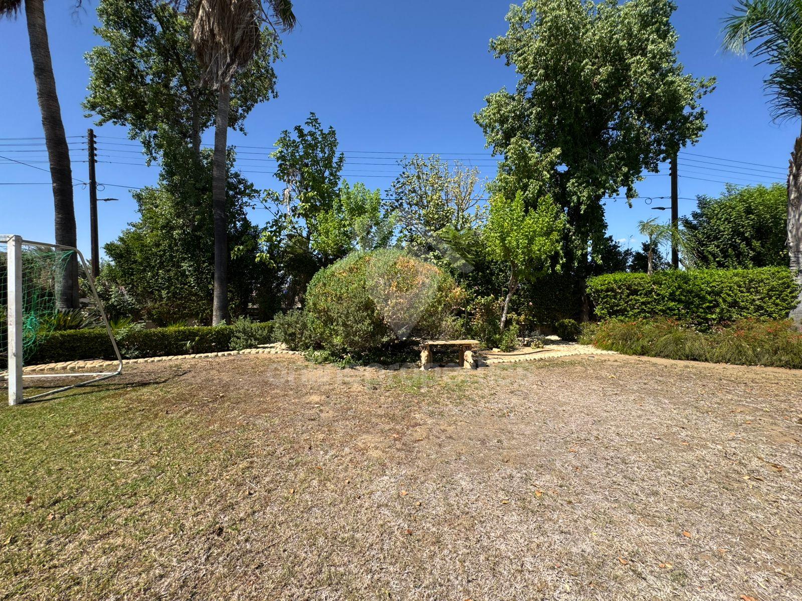 To change image, hover mouse over thumbnails below