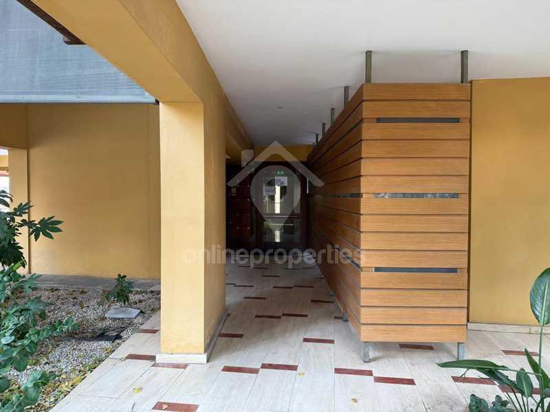 To change image, hover mouse over thumbnails below