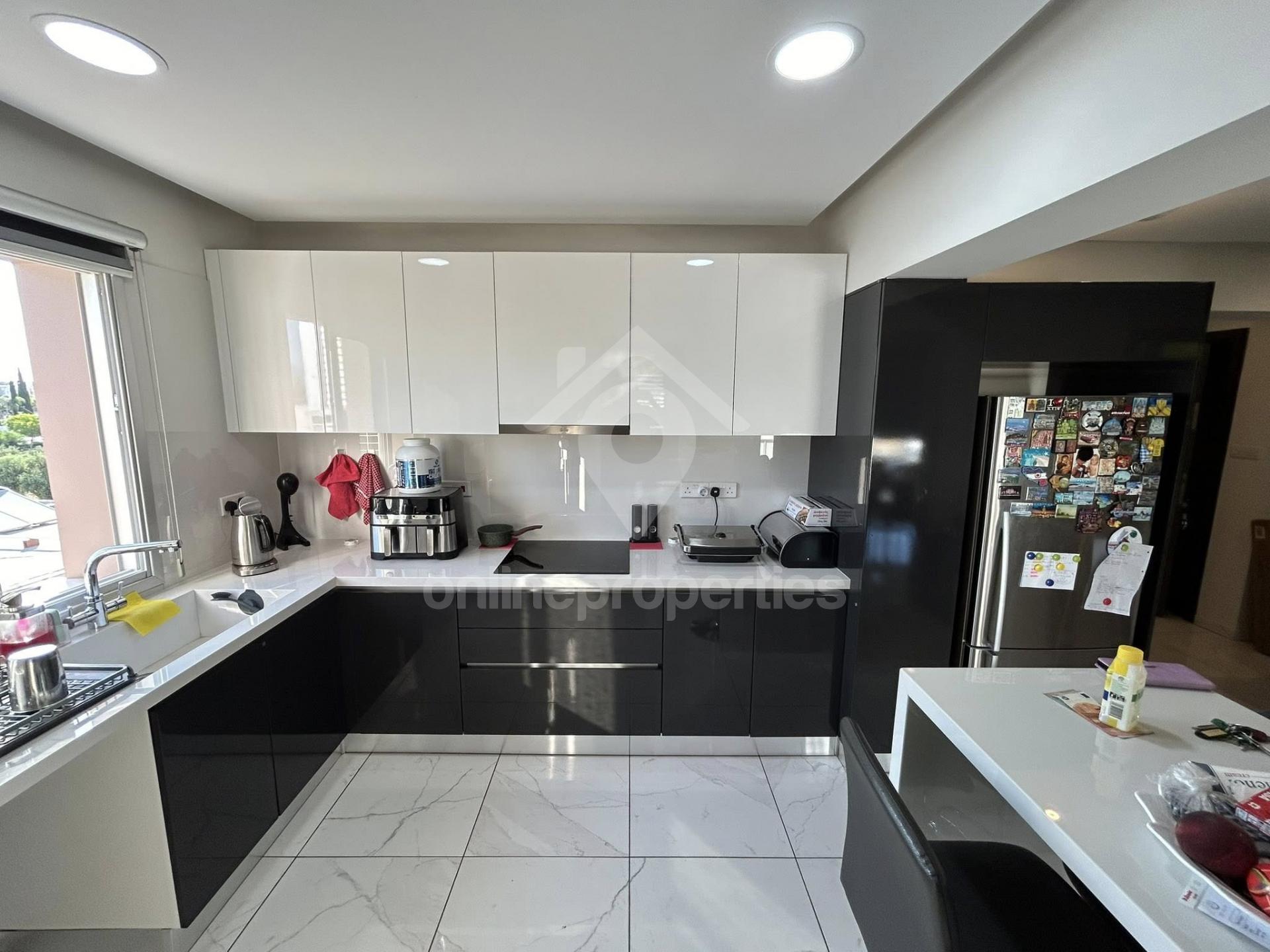 To change image, hover mouse over thumbnails below