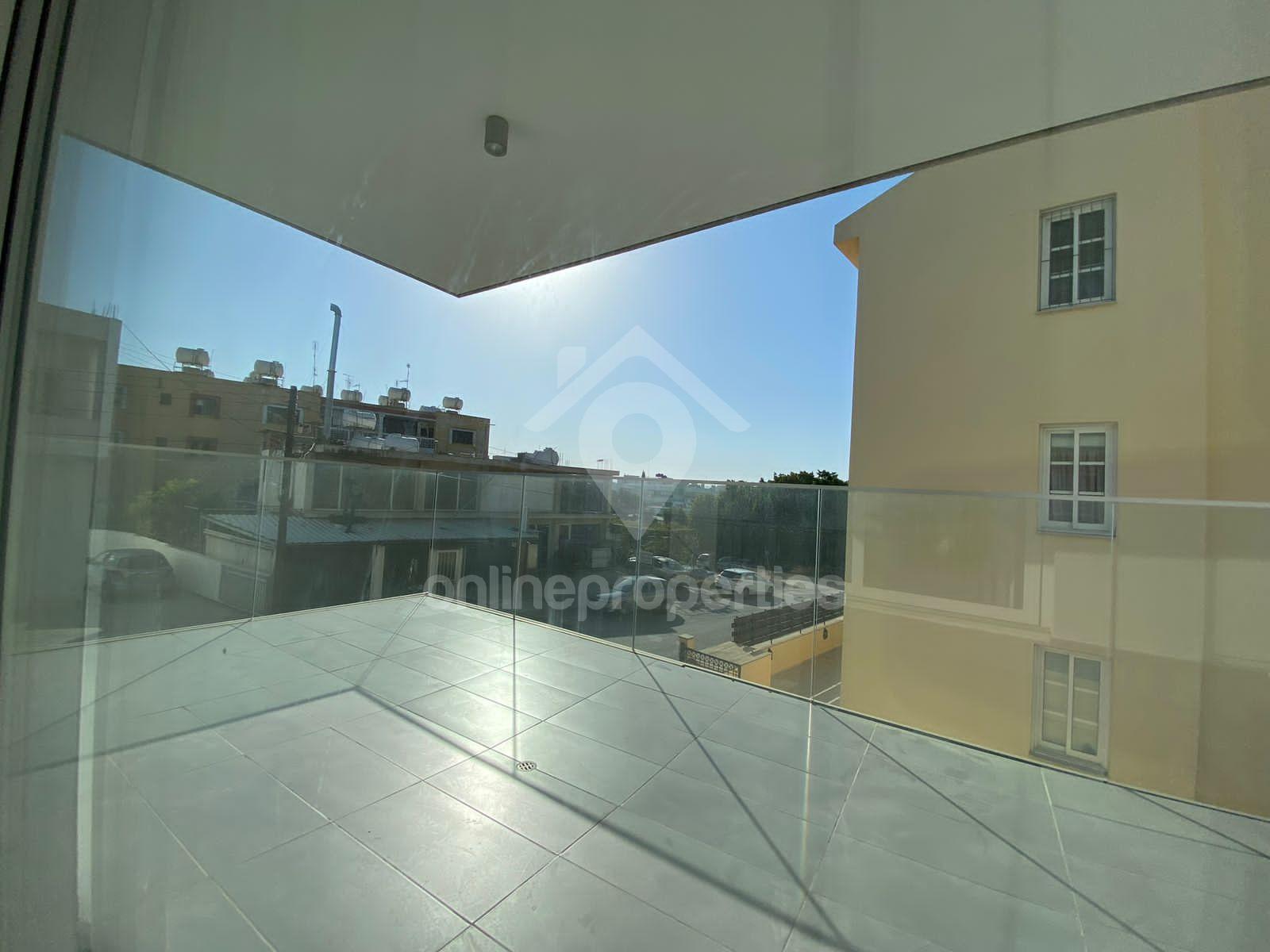 To change image, hover mouse over thumbnails below