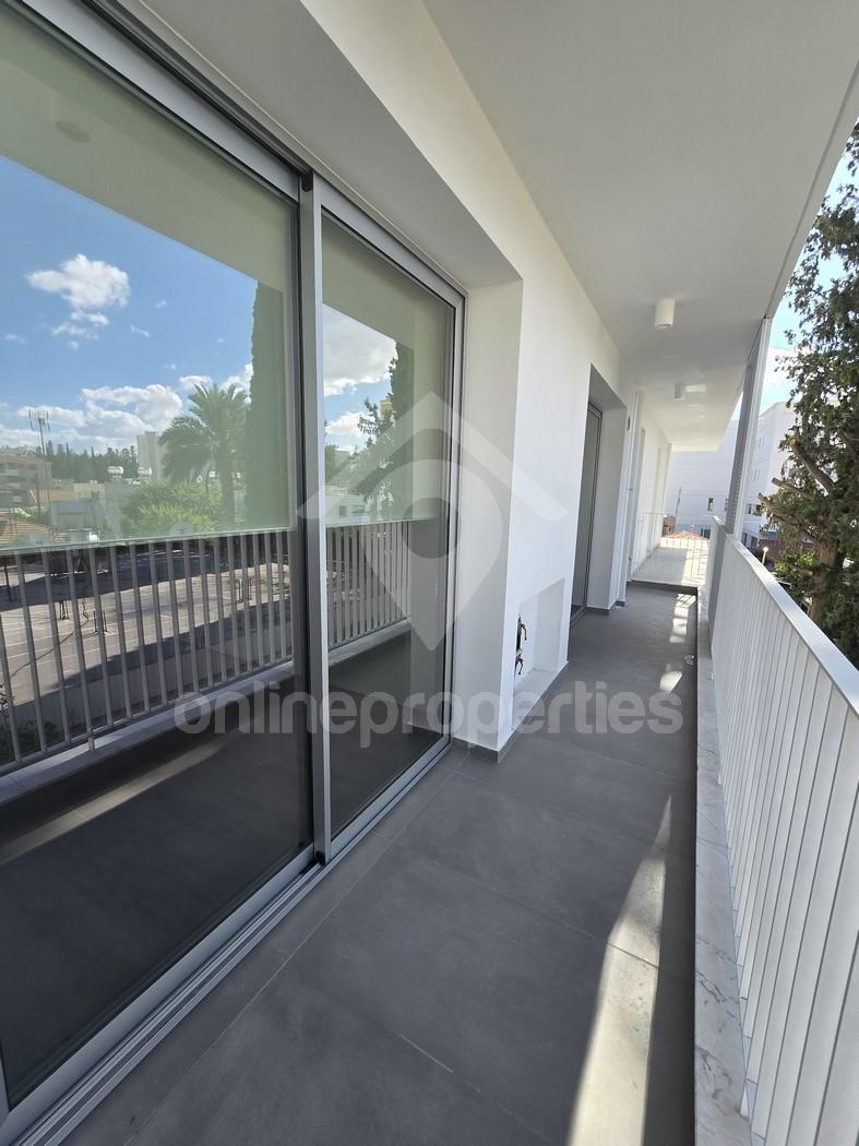 To change image, hover mouse over thumbnails below