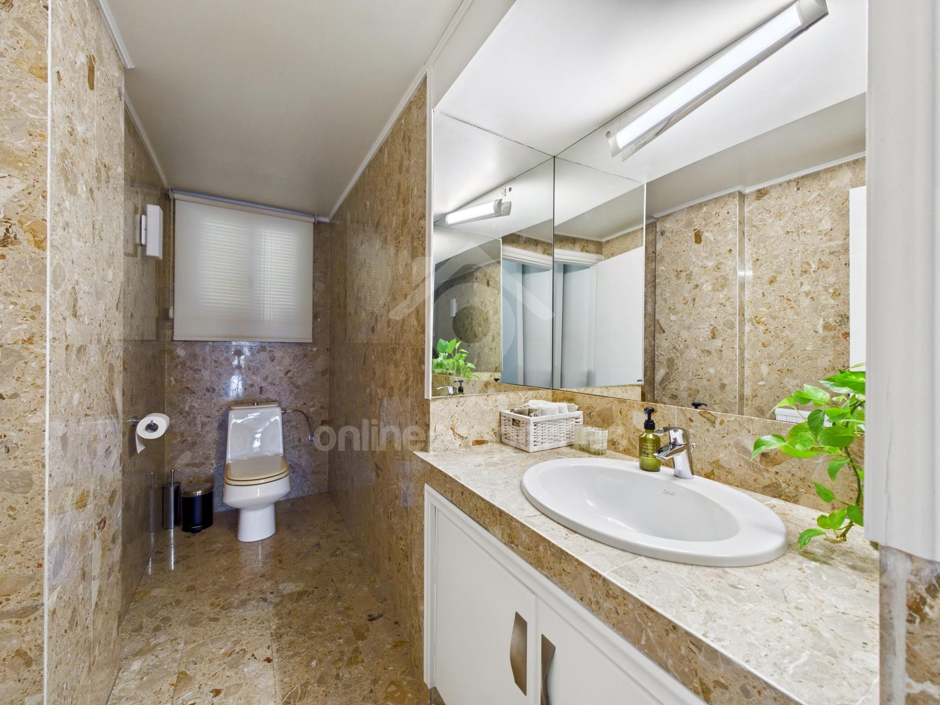 To change image, hover mouse over thumbnails below